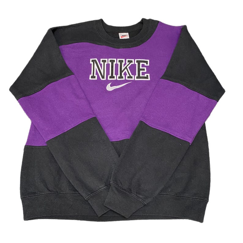 Sudadera Nike Reworked para hombre (talla M), color negro y morado, con logotipo bordado, vintage, años 2000 imagen 1