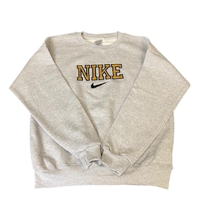 Sweat Nike Reworked pour Homme, gris moyen, logo épellation brodé, vintage Y2K image 1