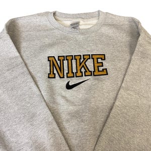 Sweat Nike Reworked pour Homme, gris moyen, logo épellation brodé, vintage Y2K image 2