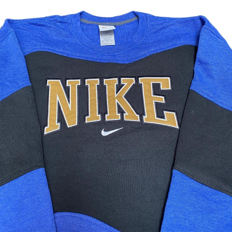 Sudadera Nike Reworked para hombre (talla M), azul y negro, con el logotipo bordado Spellout vintage Y2K imagen 2