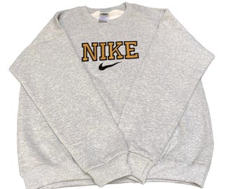 Sudadera Nike Reworked para hombre, gris medio, con logotipo bordado Spellout vintage Y2K