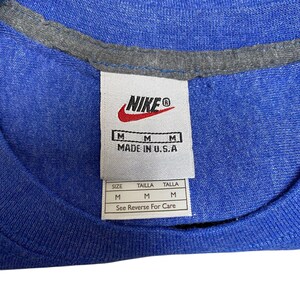 Sudadera Nike Reworked para hombre (talla M), azul y negro, con el logotipo bordado Spellout vintage Y2K imagen 4