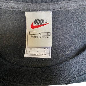 Nike Reworked Sweatshirt Herren L Schwarz Grau Besticktes Spellout Logo Vintage Y2K Bild 4