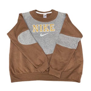 Sudadera Nike Reworked para hombre, talla L, gris, marrón, con logotipo bordado, estilo vintage Y2K imagen 1