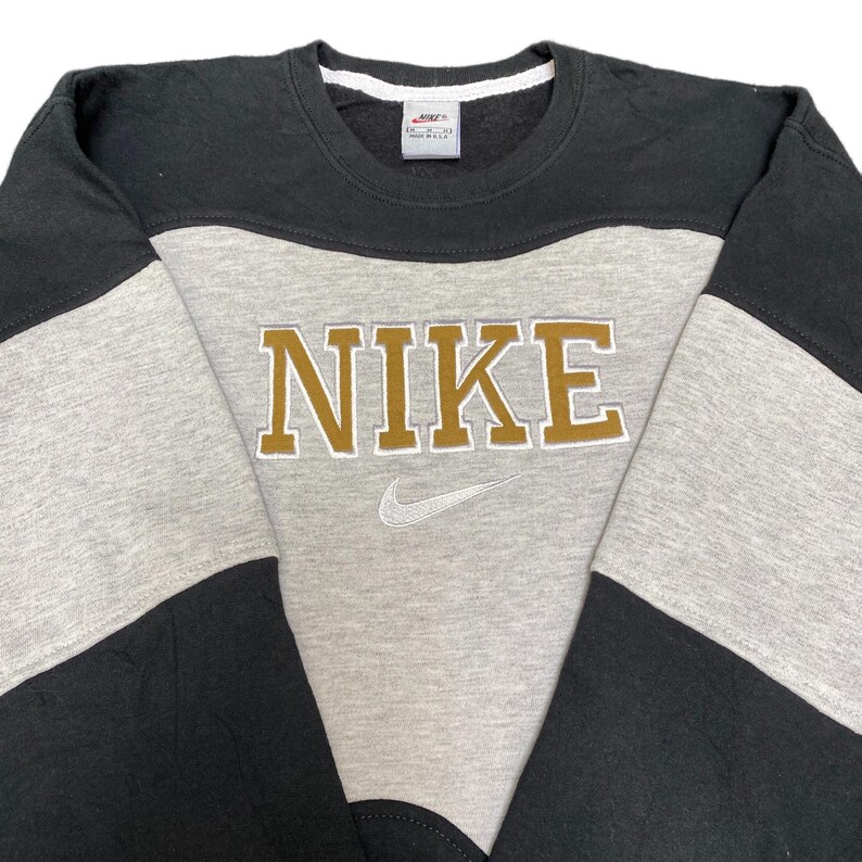 Sudadera Nike Reworked para hombre (talla M), negra y gris, con el logotipo bordado Spellout vintage Y2K imagen 2
