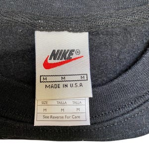 Sudadera Nike Reworked para hombre (talla M), color negro y morado, con logotipo bordado, vintage, años 2000 imagen 4