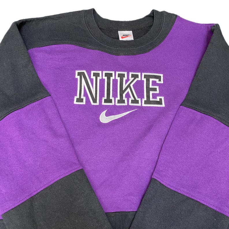 Sudadera Nike Reworked para hombre (talla M), color negro y morado, con logotipo bordado, vintage, años 2000 imagen 2