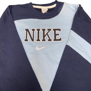 Nike Reworked Sweatshirt Herr M Marinblå Broderad Spellout Logo Vintage Y2K bild 2
