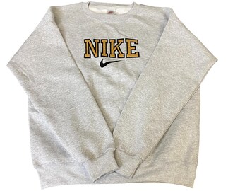 Sudadera Nike Reworked para hombre, gris medio, con logotipo bordado Spellout vintage Y2K