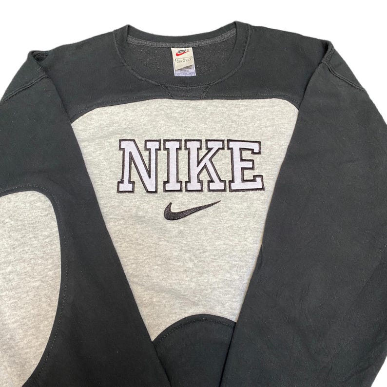 Nike Reworked Sweatshirt Herren L Schwarz Grau Besticktes Spellout Logo Vintage Y2K Bild 2