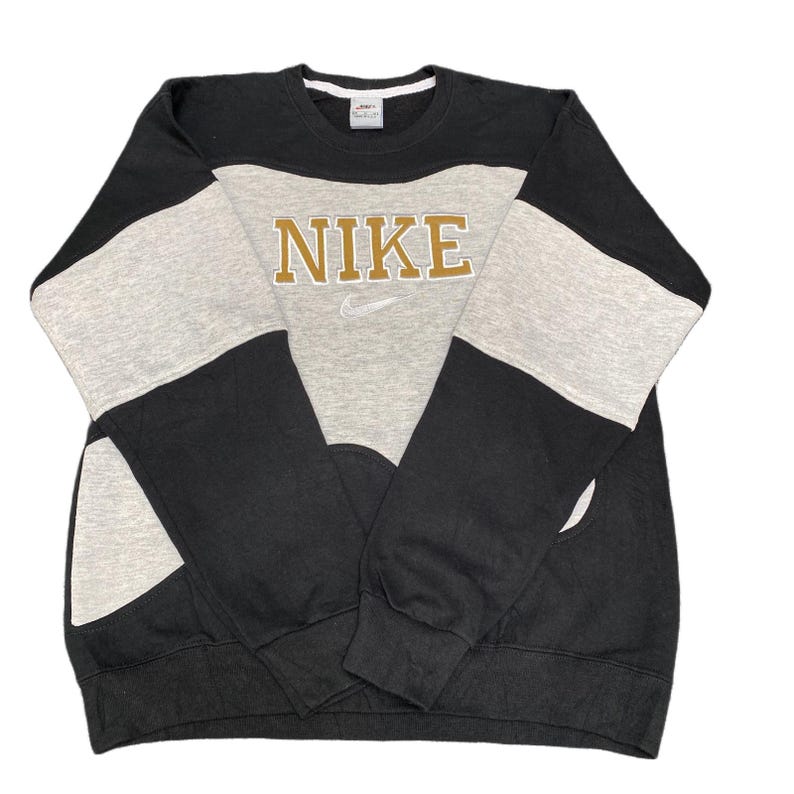 Sudadera Nike Reworked para hombre (talla M), negra y gris, con el logotipo bordado Spellout vintage Y2K imagen 1