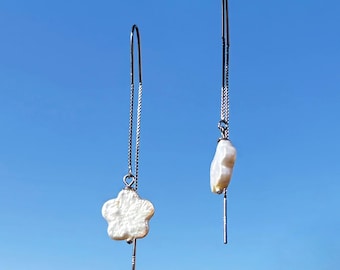 Pendientes colgantes de perlas barrocas con diseño floral - Plata de ley rodiada