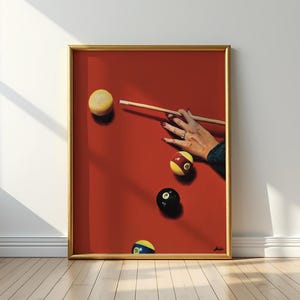 Puede incluir: Una pintura de una mesa de billar con una mano sosteniendo un taco y apuntando a una bola de billar amarilla. Hay cuatro bolas de billar en la mesa de fieltro rojo, incluyendo una bola amarilla, una bola rayada roja y negra, una bola negra y una bola rayada amarilla y negra.