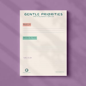Może przedstawiać: Kremowy arkusz planera z napisem GENTLE PRIORITIES i podtytułem what truly matters right now. Zawiera trzy sekcje: Must Do w różowej ramce, Would Be Nice w zielonej ramce oraz Let It Go, każda z miejscem na notatki w formie linii.