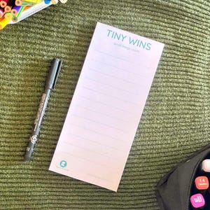 Bloc de notas Tiny Wins | Bloc fino de notas diarias | Papelería de productividad suave | Bloc de notas de escritorio para la salud mental | Bloc minimalista de 10 x 21 cm