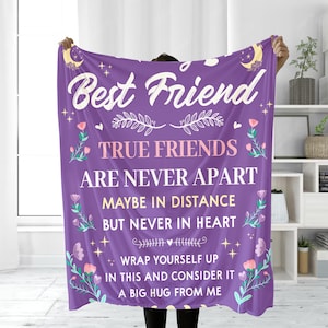 Peut inclure: Couverture en tissu molletonné de couleur violette avec un motif floral blanc et rose et le texte "Best Friend True Friends Are Never Apart Maybe In Distance But Never In Heart Wrap Yourself Up In This And Consider It A Big Hug From Me".