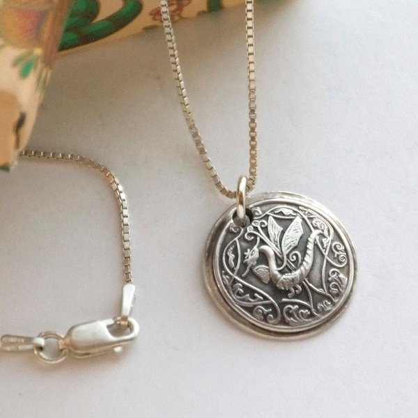 Dragón, Pequeño encanto de plata rústica, Forma asimétrica, pequeño dragón, Cada uno varía, Antiguo, cadena de primera ley opcional, estilo celta