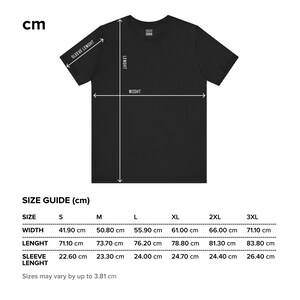 Pu&ograve; includere: Tabella delle taglie per una t-shirt nera con misure in centimetri per larghezza, lunghezza e lunghezza della manica. Le taglie vanno dalla S alla 3XL.