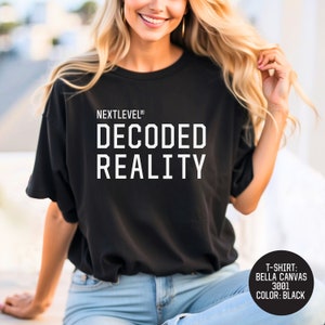 Puede incluir: Camiseta negra con texto blanco que dice "NEXTLEVEL® DECODED REALITY".