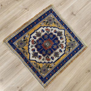Paillasson vintage en laine turque : tapis Oushak bleu et jaune (2,2 x 2,2 pi)