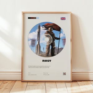 Puede incluir: Un póster para el videojuego Rust, que presenta a un jugador con un traje espacial de pie frente a una plataforma de lanzamiento de cohetes. El póster está diseñado para parecer un CD, con el título del juego "Rust" impreso en letras blancas en negrita en la parte inferior. El póster también incluye el género del juego, la fecha de lanzamiento y un código QR.