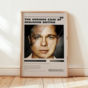 Könnte beinhalten: Ein Filmplakat für den Film "Der seltsame Fall des Benjamin Button" mit Brad Pitt. Das Plakat zeigt eine Nahaufnahme von Brad Pitts Gesicht, mit dem Titel des Films in fetter, schwarzer Schrift oben. Das Plakat enthält auch den Regisseur des Films, David Fincher, und die Drehbuchautoren des Films, Eric Roth, Robin Swicord und F. Scott Fitzgerald.