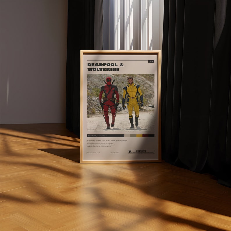 K&ouml;nnte beinhalten: Ein Filmplakat f&uuml;r den Film "Deadpool & Wolverine" mit Deadpool in einem rot-schwarzen Anzug und Wolverine in einem gelben Anzug. Das Plakat tr&auml;gt eine rote "R"-Bewertung und den Text "Restricted".
