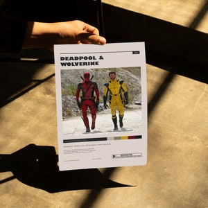 K&ouml;nnte beinhalten: Ein Filmplakat f&uuml;r den Film "Deadpool & Wolverine" mit Deadpool in einem rot-schwarzen Anzug und Wolverine in einem gelben Anzug. Das Plakat enth&auml;lt den Titel des Films, den Namen des Regisseurs, die Namen der Drehbuchautoren und das Erscheinungsdatum. Das Plakat ist mit R bewertet.