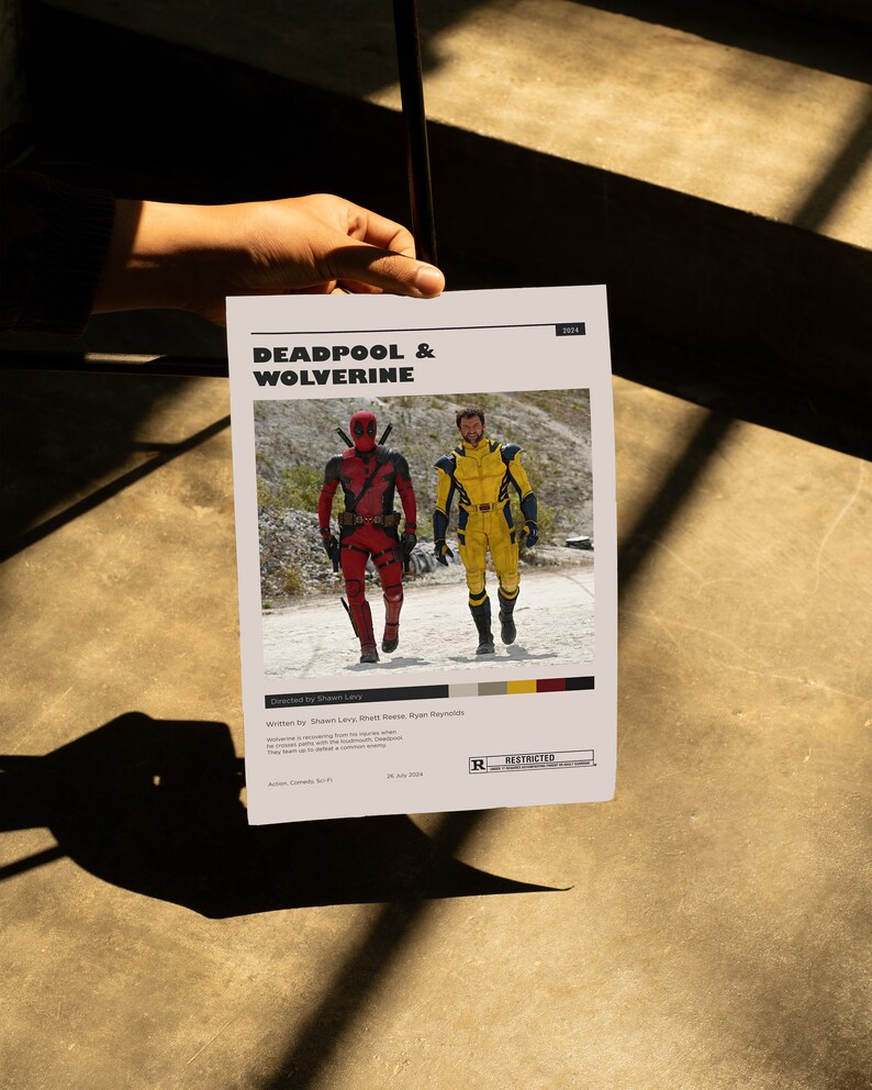 K&ouml;nnte beinhalten: Ein Filmplakat f&uuml;r den Film "Deadpool & Wolverine" mit Deadpool in einem rot-schwarzen Anzug und Wolverine in einem gelben Anzug. Das Plakat enth&auml;lt den Titel des Films, den Namen des Regisseurs, die Namen der Drehbuchautoren und das Erscheinungsdatum. Das Plakat ist mit R bewertet.