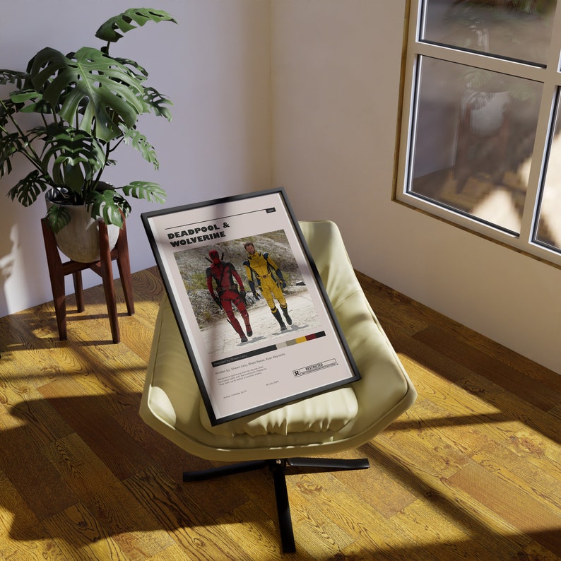 K&ouml;nnte beinhalten: Ein gerahmtes Filmplakat mit schwarzem Rahmen und wei&szlig;em Hintergrund. Das Plakat zeigt zwei Figuren aus dem Film Deadpool & Wolverine. Die Figuren sind Deadpool in einem rot-schwarzen Anzug und Wolverine in einem gelb-schwarzen Anzug. Das Plakat hat eine Freigabe ab 18 Jahren und den Titel "Deadpool & Wolverine".