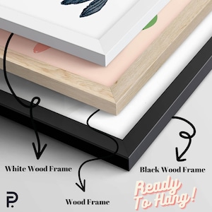 K&ouml;nnte beinhalten: Ein wei&szlig;er Holzrahmen, ein naturfarbener Holzrahmen und ein schwarzer Holzrahmen sind &uuml;bereinander gestapelt. Der Text "Ready To Hang!" ist in Rosa und Wei&szlig; auf schwarzem Hintergrund geschrieben.