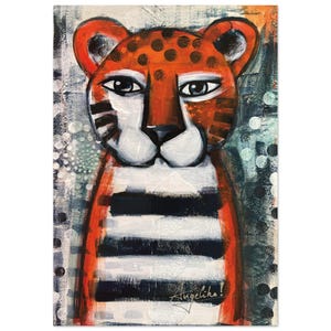 Könnte beinhalten: Abstrakte orange-schwarze Malerei eines leopardartigen Wesens mit gestreiftem Torso und geflecktem Kopf. Das Kunstwerk hat einen strukturierten Hintergrund mit weißen und blauen Akzenten. Die Signatur des Künstlers, "Angelika!", ist sichtbar.
