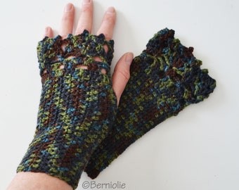 Crochet gloves with lace trim, Wool, Camouflage, wrist warmers, fingerless gloves, handwarmers, T752