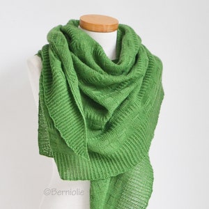 Gestricktes Dreieckstuch, Dreieckstuch, gestrickter Schal, Stola, Wollwrap, grüner Schal, symmetrisches Dreieckstuch, SOFORT LIEFERBAR, Z1045