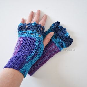 Crochet gloves with lace trim, Wool, Blue/purple, wrist warmers, fingerless gloves, handwarmers, T745
