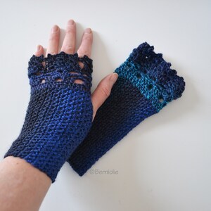 Gehäkelte Armstulpen mit Spitzenrand, Wolle, Blautöne, Pulswärmer, fingerlose Handschuhe, Handstulpen,T744