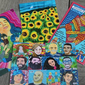 Jeu de 5 cartes postales de Shoshke (tournesols dans le kibboutz Kefar Azza, étreinte des otages, carte de l'optimisme d'Israël, portraits d'otages*2)