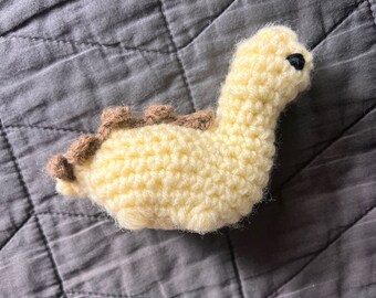 Pluszowy dinozaur zrobiony na szydełku