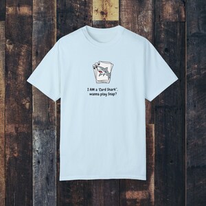 Maglietta Card Shark, design con frasi umoristiche sbagliate, squalo con carte da gioco, gioco di parole spiritoso, tessuto morbido di alta qualità, abbigliamento unico