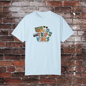 "Buntes Road Trip T-Shirt, ""Road Trip Vibes", Reisegrundkarte, Kamera Sonnenbrille Kaffee, lebendiges Reisedesign, Urlaubs-Shirt."