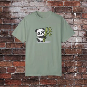 Kawaii Panda umarmt Bambus, niedliche Tierkunst, entzückender Baby Panda, Cartoon-Stil, Kinder und Erwachsene, illustriertes T-Shirt, einfacher Hintergrund