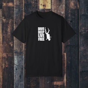Dive Deep Live Free Scuba Diving T-Shirt, Ocean Adventure Tee, Scuba Diver Silhouette Shirt, Unterwassererkundung, Tauchbegeisterten Geschenk