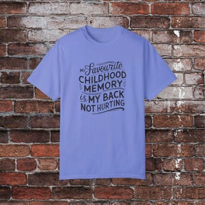 Grappige typografie T-shirt uniseks kledingstuk, mijn favoriete jeugdherinnering is mijn rug, geen pijn, humoristisch T-shirt, shirt ouder wordend citaat, grafisch