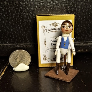 Petite poupée Régence de 5 cm de haut - Gentleman avec gilet et lavallière - personnalisée aux couleurs de votre choix !
