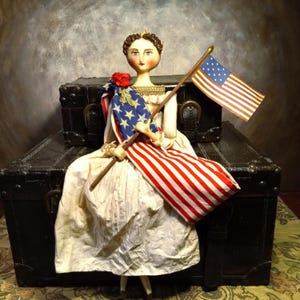 Angepasste Americana Primitive Lady Freiheitspuppe 18 Zoll Handgefertigt Regency Flagge Buntstifte Handgemacht