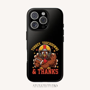 Könnte beinhalten: Eine schwarze Smartphone-Hülle mit einer Cartoon-Truthahn-Grafik, der einen Football-Helm trägt und einen Football hält. Der Text "TURKEY, TOUCHDOWNS & THANKS" ist in Gelb und Orange um den Truthahn herum gedruckt, ergänzt durch kleine Herbstblätter.