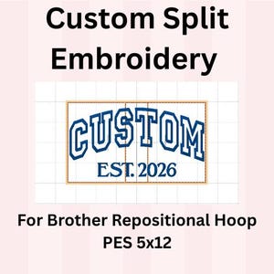 Op de afbeelding: Een digitaal borduurontwerpbestand voor een Brother-borduurraam, met de tekst CUSTOM EST. 2026 in blauwe blokletters. Het ontwerp wordt weergegeven op een wit raster met de tekst Custom Split Embroidery en PES 5x12.