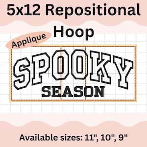 Puede incluir: Un diseño de aro de aplique reposicionable de 5x12 con el texto negro SPOOKY SEASON en estilo de fuente universitaria. El diseño está encerrado en un marco rectangular con borde discontinuo. El texto indica tamaños de 11, 10 y 9 pulgadas.