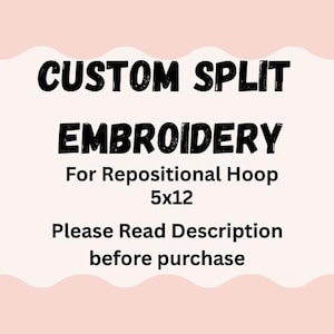 Puede incluir: Texto sobre un fondo rosa claro: "BORDADO DIVIDIDO PERSONALIZADO Para aro reposicionable 5x12 Lea la descripción antes de comprar" en negro, en negrita. El texto está dispuesto en tres secciones.