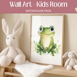 Puede incluir: Pintura acuarela de una rana verde con ojos grandes, sentada en un lecho de hojas verdes. La pintura está enmarcada y colgada en una pared de una habitación infantil.